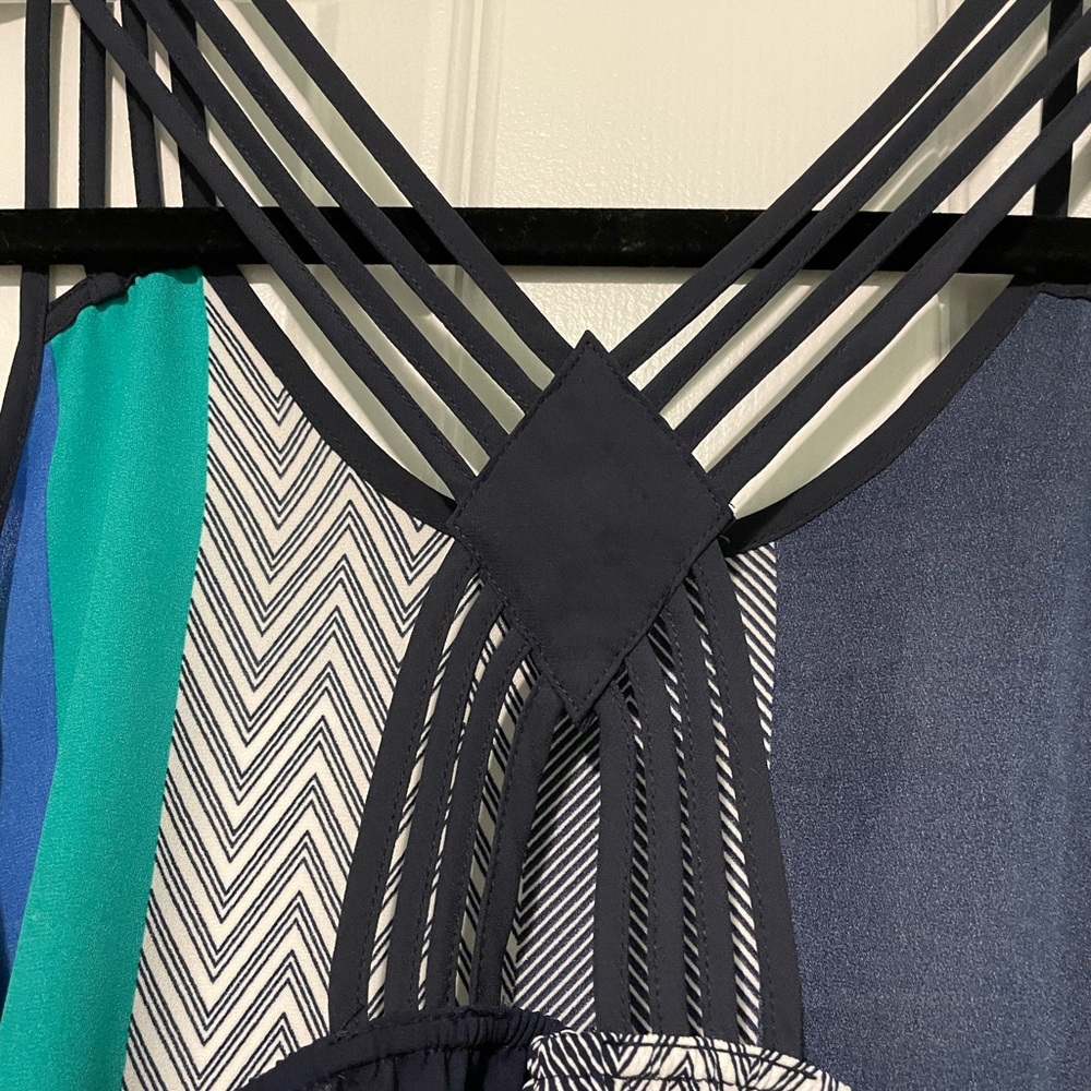 High-Low Pattern Tank Top - Picture 3 of 4